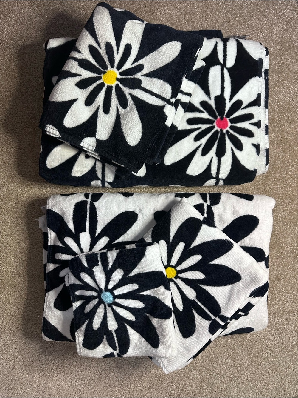 Peri Black & White Daisy Bath Towel Set with Colorful Centers - Pack of 5